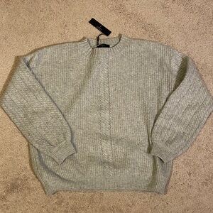 TAHARI soft gray crewneck stretch sweater Sz Med